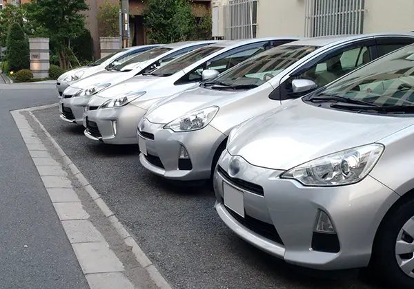 たくさんの営業車のイメージ