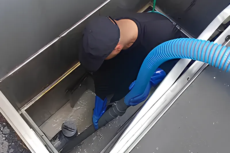 グリストラップ清掃作業のイメージ