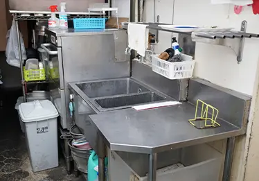 厨房の臭いやぬめりに困っているイメージ