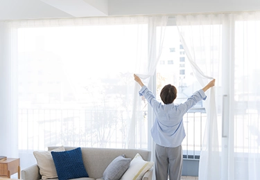 窓辺で困る人のイメージ