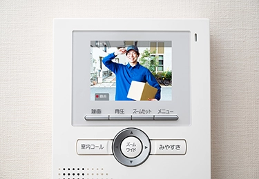 訝しんでいる人のイメージ