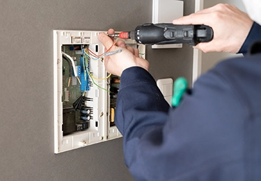 悩んでいる人のイメージ