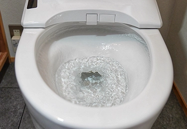 水の勢いが強すぎて水はねが気になるイメージ