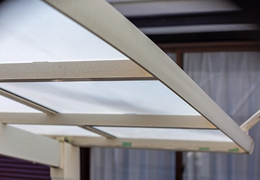 ”屋根のくすみや雨だれ汚れが気になるイメージ"