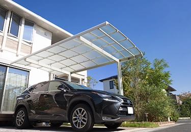 車の上に落ち葉や砂が積もるのが気になるのイメージ