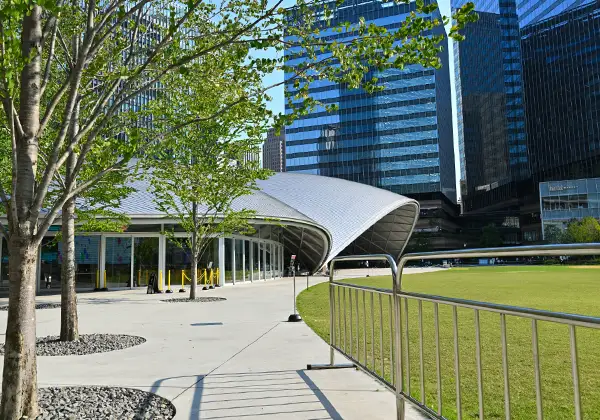 ビルの中の芝生のイメージ