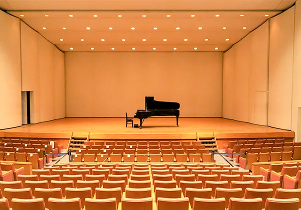 高所照明の清掃に困っている施設管理者に