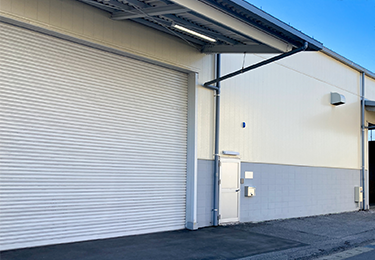 シャッターの開閉に人手がかかり業務効率を下げている方のイメージ