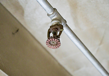 スプリンクラーの老朽化や水漏れが気になる方のイメージ