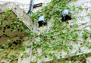 外壁の劣化を防ぎたい建物オーナーのイメージ