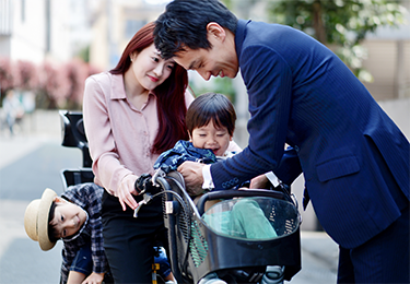 忙しくて自分で掃除できない共働き家庭のイメージ