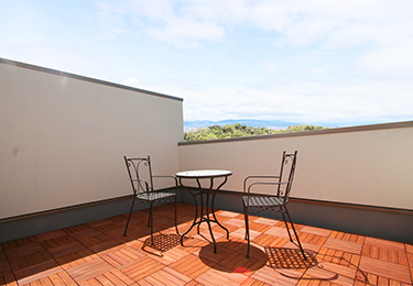 高層階や広いバルコニーで掃除が難しい方のイメージ