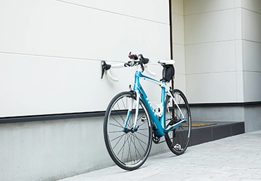 高価なアウトドア用品を屋外に置く必要があるイメージ