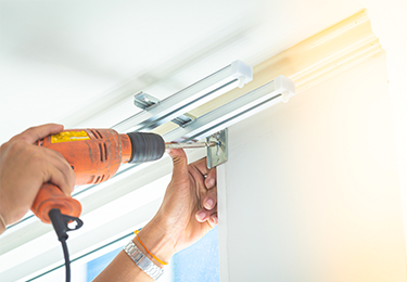 初めてのカーテン工事でどこに頼めばいいか分からないイメージ