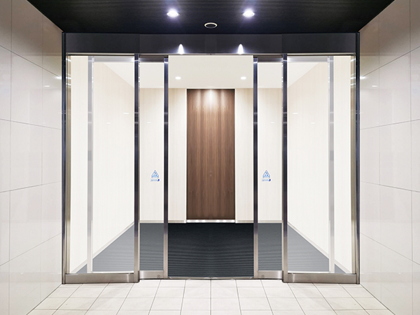 突然の開閉不良に困っている施設管理者様のイメージ