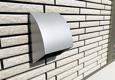 雨ざらしの屋外コンセントに不安を感じている施設のイメージ"