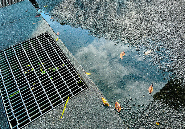 雨の日に敷地内が水たまりになる施設にのイメージ
