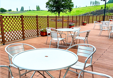 ウッドデッキの劣化を防ぎたい施設管理者のイメージ