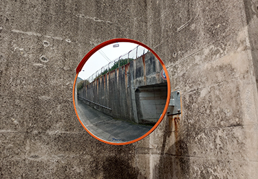 従業員や来客の車両事故を未然に防ぎたい企業のイメージ"