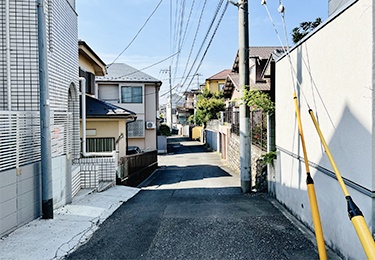 敷地内の見通しが悪く、出入り時に不安がある施設管理者のイメージ