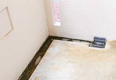 排水口の詰まりや水たまりが気になる方のイメージ