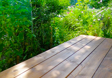 木材の反りや割れが気になりはじめたビル管理者のイメージ