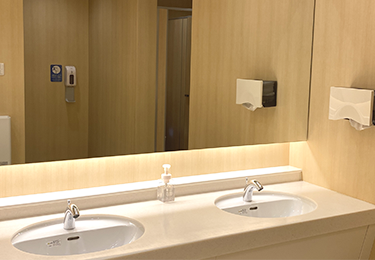 オフィスビルの共用洗面台(5台)のイメージ
