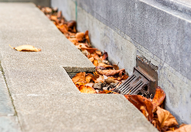 落ち葉による雨水桝や排水口の詰まりを防ぎたい管理者様のイメージ