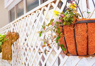 外からの視線を遮ってプライバシーを確保したい施設のイメージ