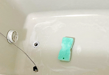 カビや水垢が気になり始めた方のイメージ