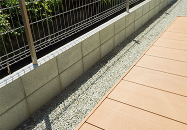 雑草対策に困っている施設管理者のイメージ