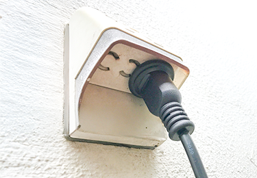 夜間照明や防犯カメラの電源確保が必要なオフィスのイメージ