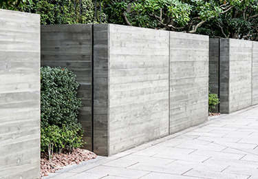 生垣が道路や隣地へはみ出してお困りの方のイメージ