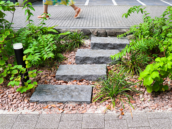 駐車場や通路のぬかるみを解消したいビルオーナーのイメージ