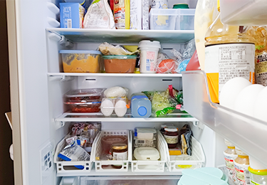 忙しくて手が回らない共働き家庭のイメージ