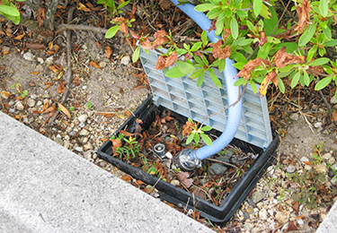 屋外作業で腰をかがめるのが大変なスタッフがいる施設のイメージ