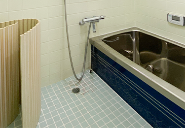 浴室の床が冷たくてヒヤッとするのが気になる方のイメージ