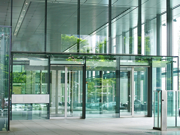 メーカー対応に時間がかかって困っている方のイメージ