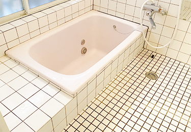 滑りやすい床でヒヤリとした経験があるご家庭のイメージ