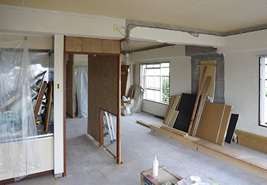 戸建てリフォームの第一歩として解体を検討中のイメージ