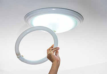 古い照明器具のイメージ