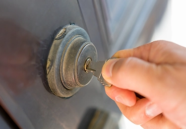 回しにくそうな鍵のイメージ