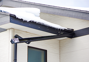 屋根に積もった雪のイメージ