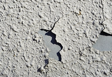 外壁・屋根の色あせやひび割れが気になるイメージ