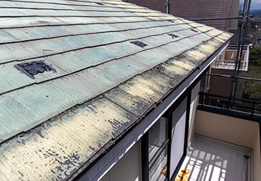 屋根のサビやコケが目立ってきた住宅・施設のイメージ