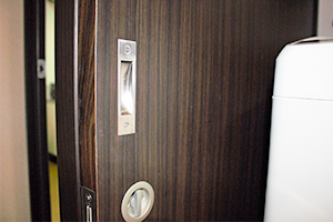 経年劣化や人の出入りで傷ついたドア枠や金属パーツの補修のイメージ