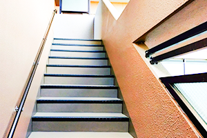 ビルやマンションの共有部を低コストでキレイに保つイメージ