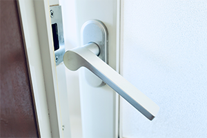 開閉が重い、枠がゆがんでいるドアの早期補修のイメージ