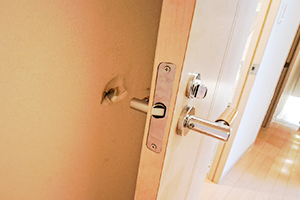 ドアストッパーやイスが当たって壁に穴が開いてしまった戸建てにのイメージ