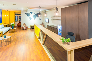 定期清掃だけでは対応しきれないキズ・摩耗に悩むビル管理者にのイメージ